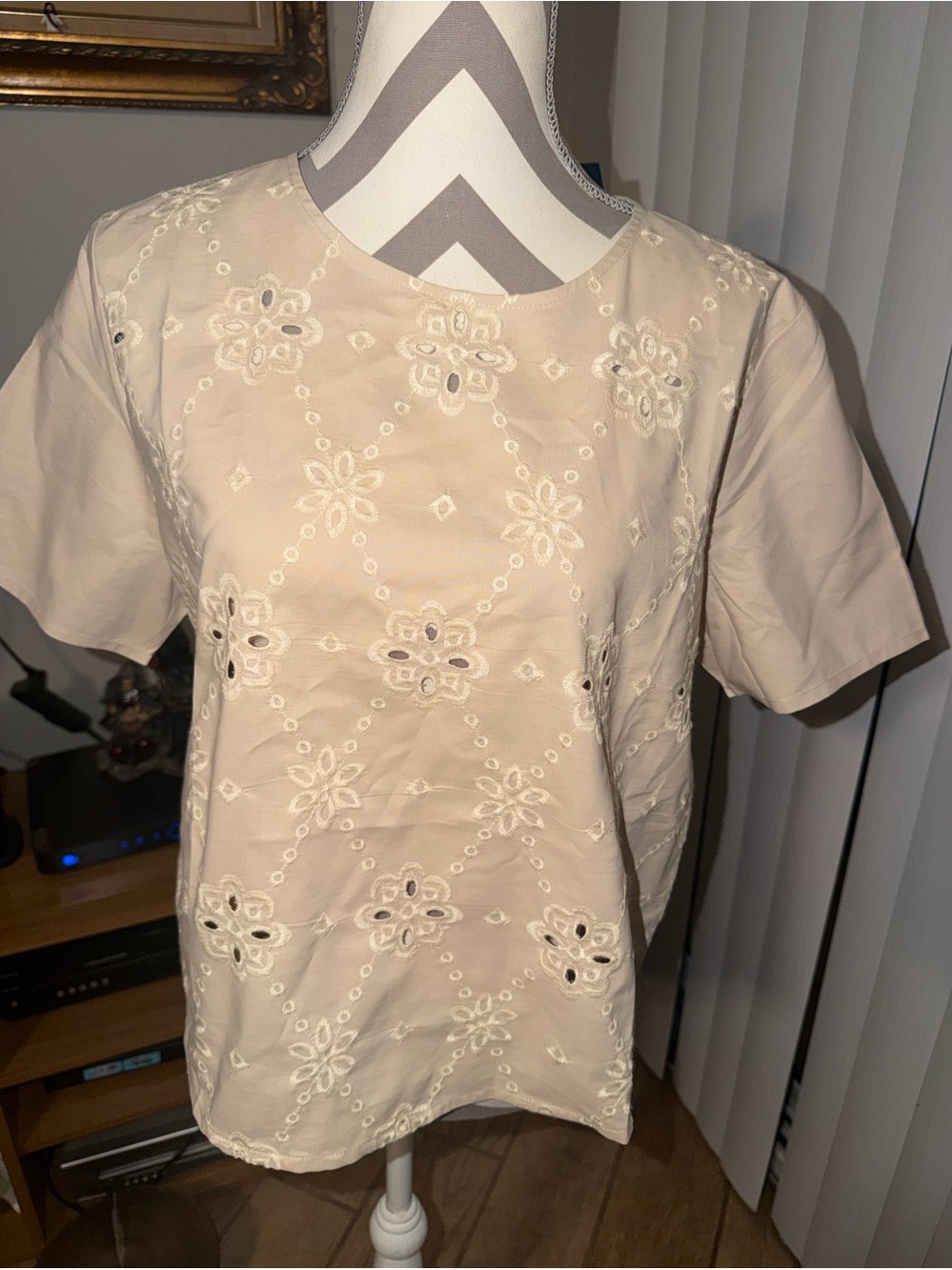 Ladies Halston Embroidered Floral Eyelet Blouse in Light Beige. Large NWT